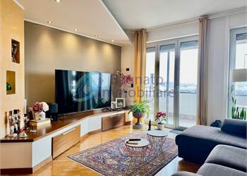 Splendido attico con terrazzo panoramico, cantina e box